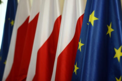 Krystyna Pawłowicz: Nie ma żadnych podstaw prawnych eksponowania chorągiewki UE obok polskiej flagi