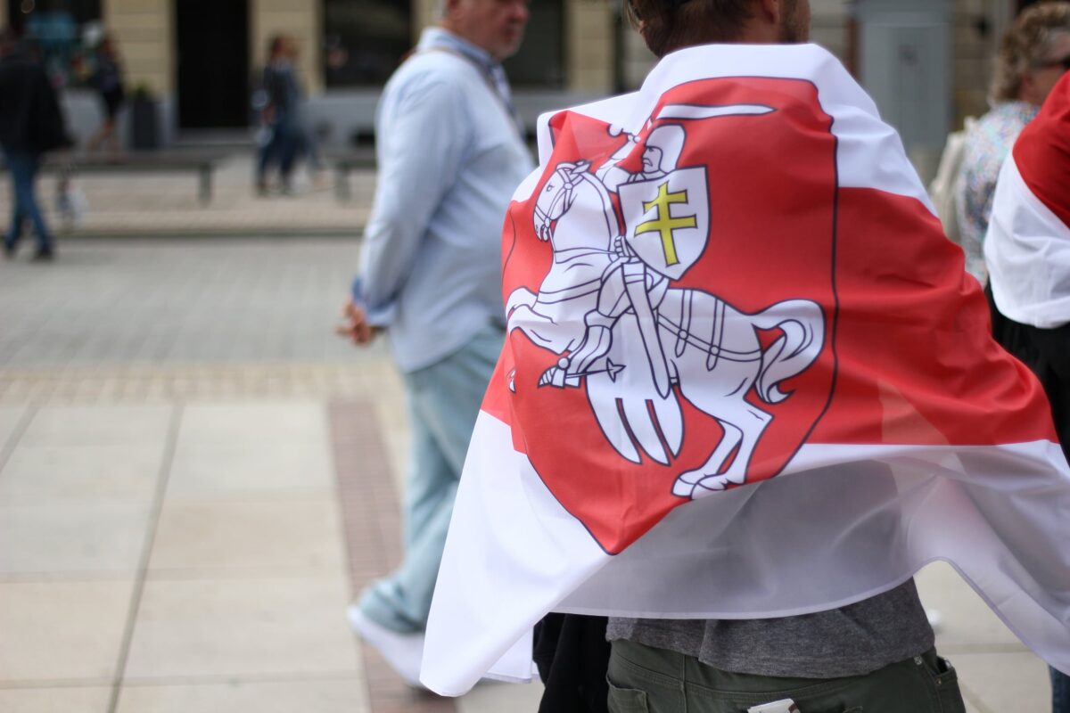 Andrzej Poczobut wyszedł na wolność. Tak wyglądała wymiana 5 za 5 z Białorusią