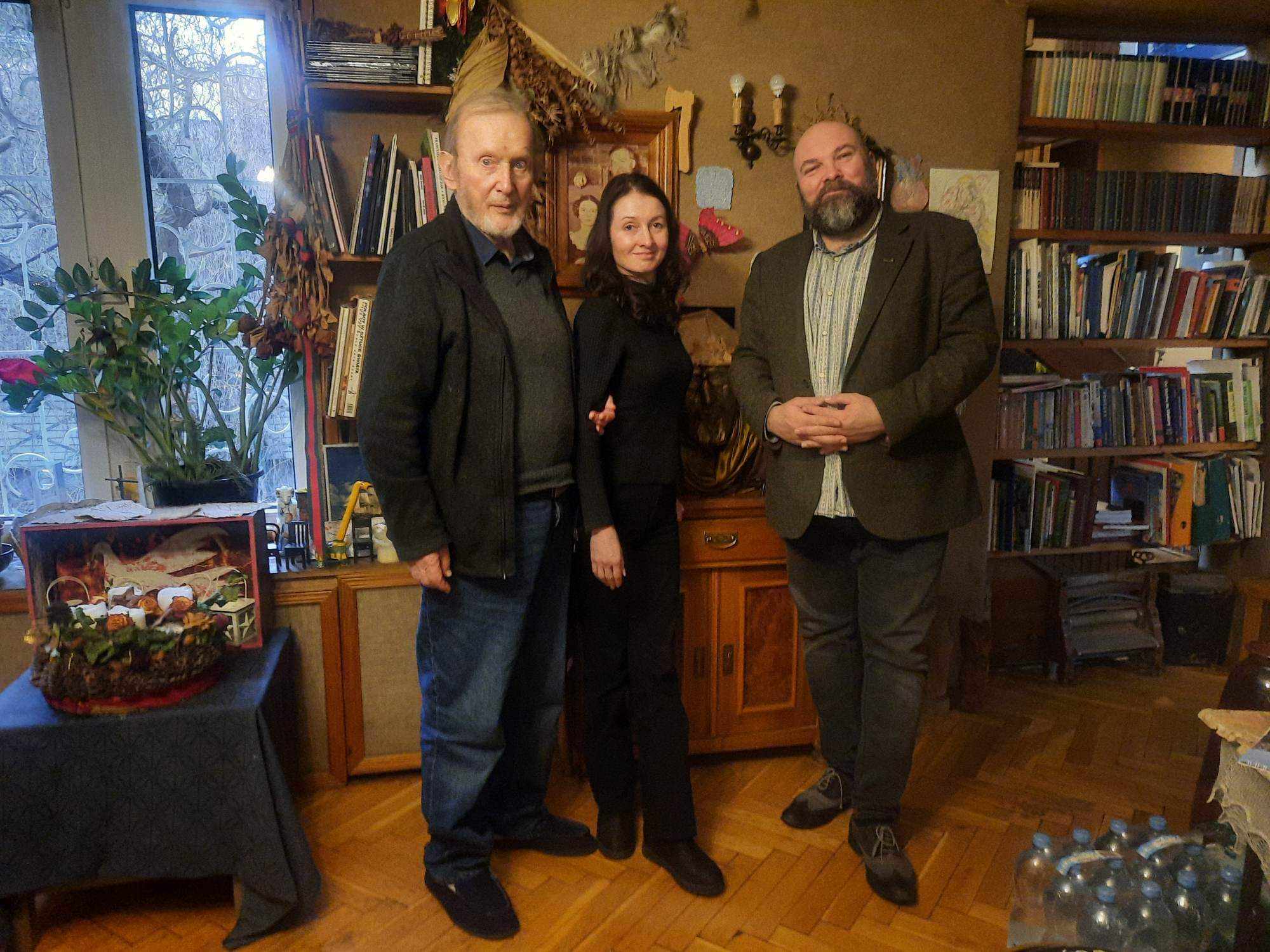 Ernest Bryll i Tomasz Wybranowski a w środky=u Katarzyna Sudak (dom Państwa Bryllów w Warszawie 12 stycznia 2023).