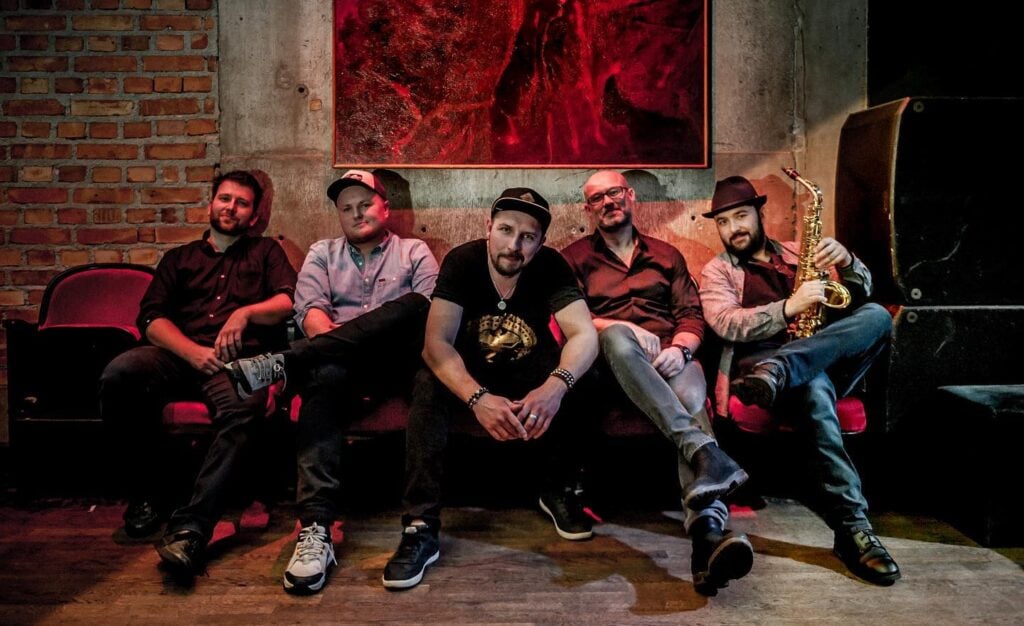 Quiet Sirence z albumem "The Story of No Reverse" zasłużenie zyskało uznanie krytyków muzycznych i słuchaczy, nie tylko jako wyjątkowe doświadczenie artystyczne na polskiej scenie muzycznej, ale także za nową jakość, którą określam cross art rockiem. Tomasz Wybranowski