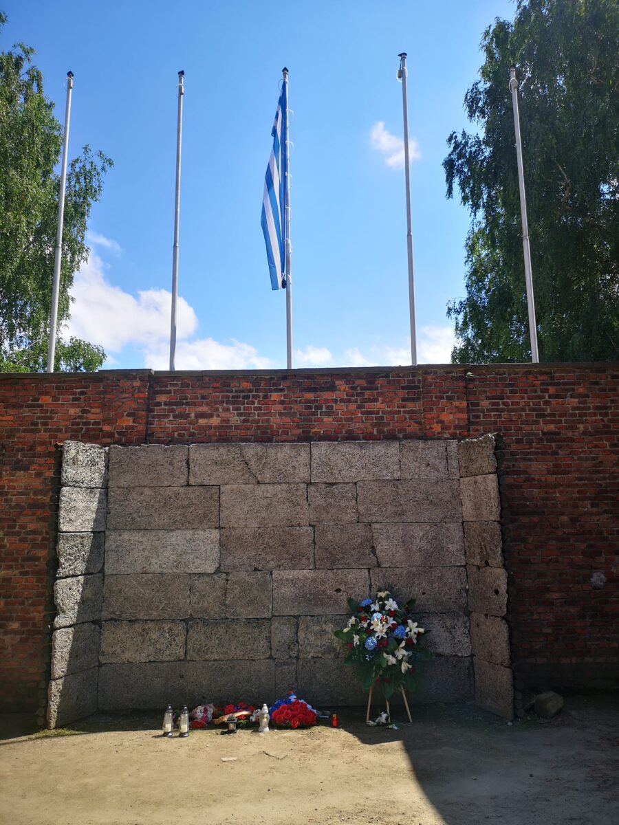 Ściana śmierci w Auschwitz. Fot. Jacek Wanzek