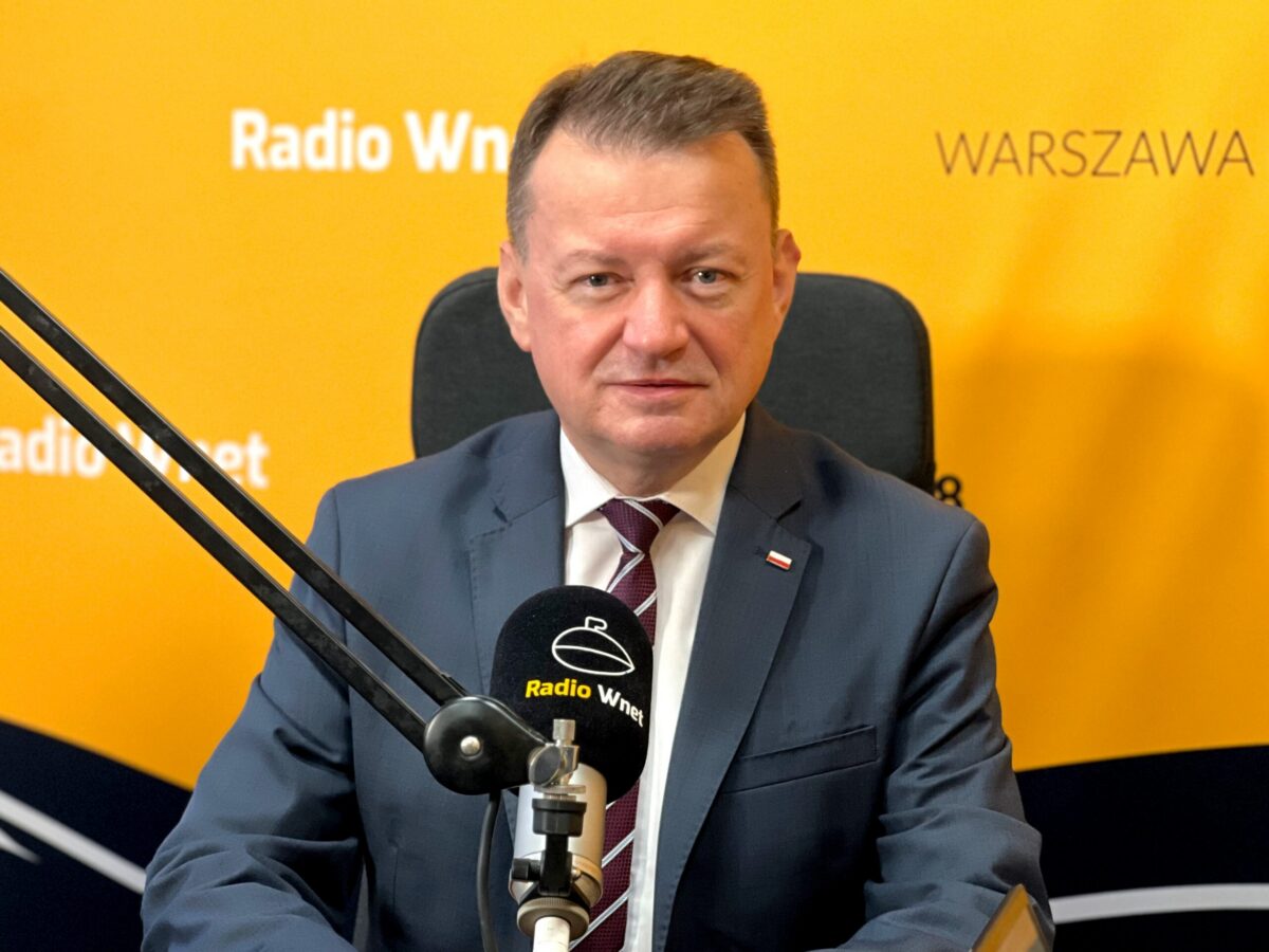 „Albo pieniądze, albo migranci”. Błaszczak uderza w unijny fundusz SAFE