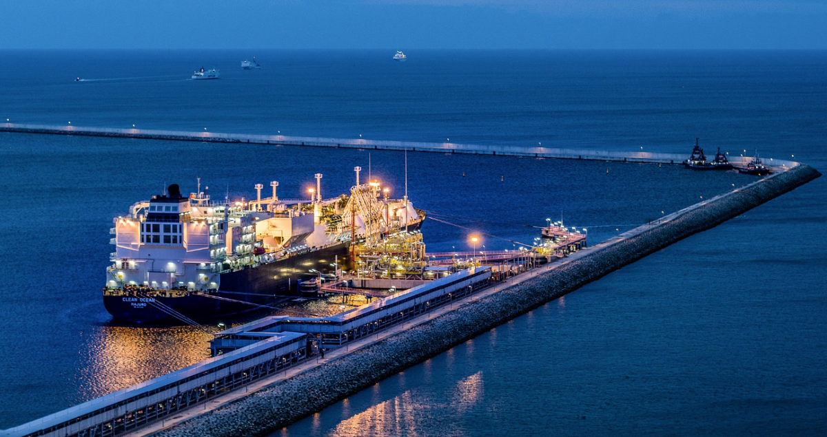 Bąk: Polska traci miliardy na LNG. Ceny energii można wyraźnie obniżyć