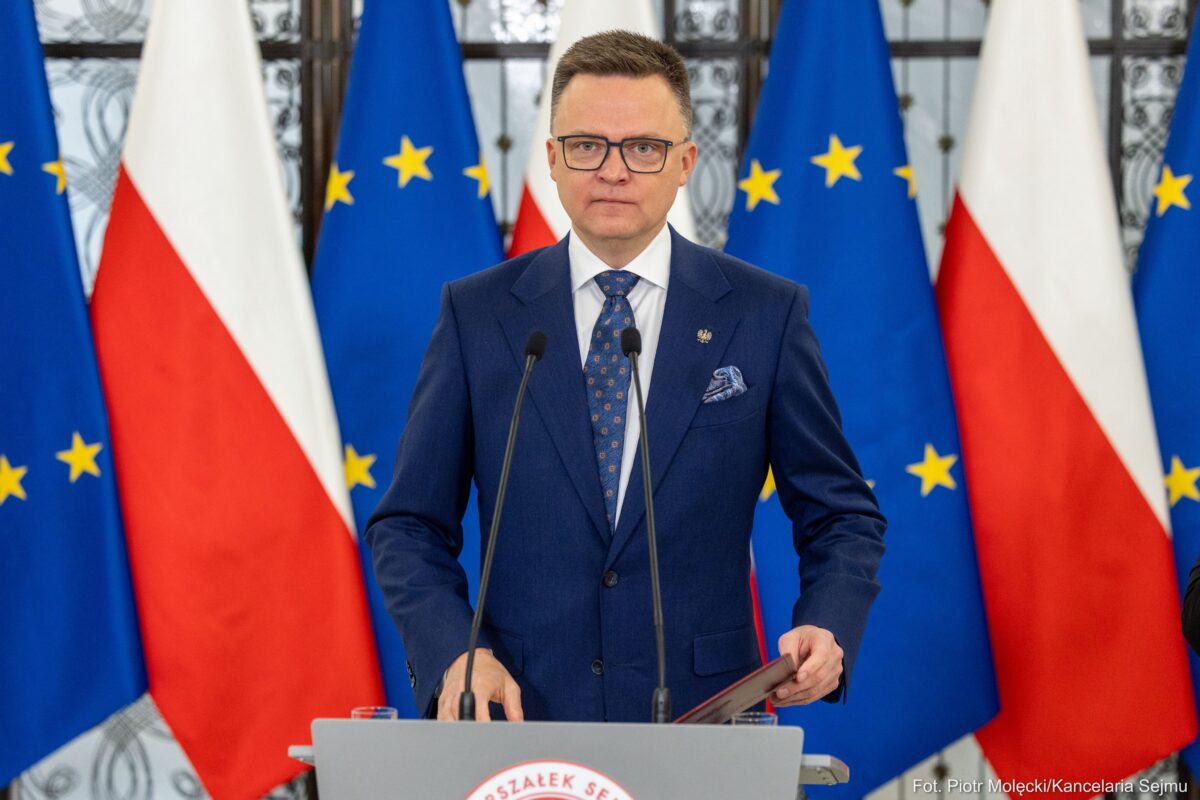 „Łudził się, że Tusk go nie dojedzie”? CBA zabezpiecza podpisy Hołowni, w tle afera Collegium Humanum