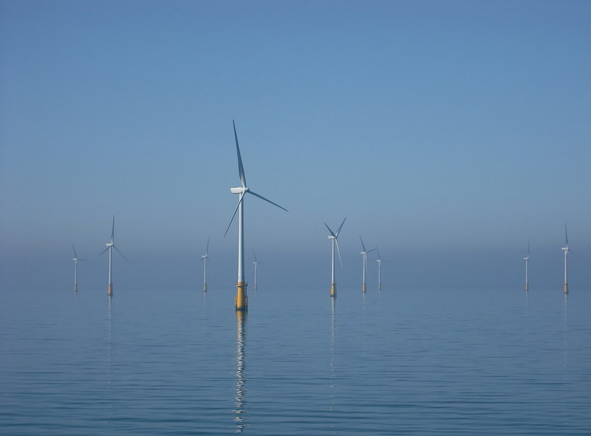Energetyka pod wiatr: 500 zł, kontrakty różnicowe i „zaplanowany kryzys”
