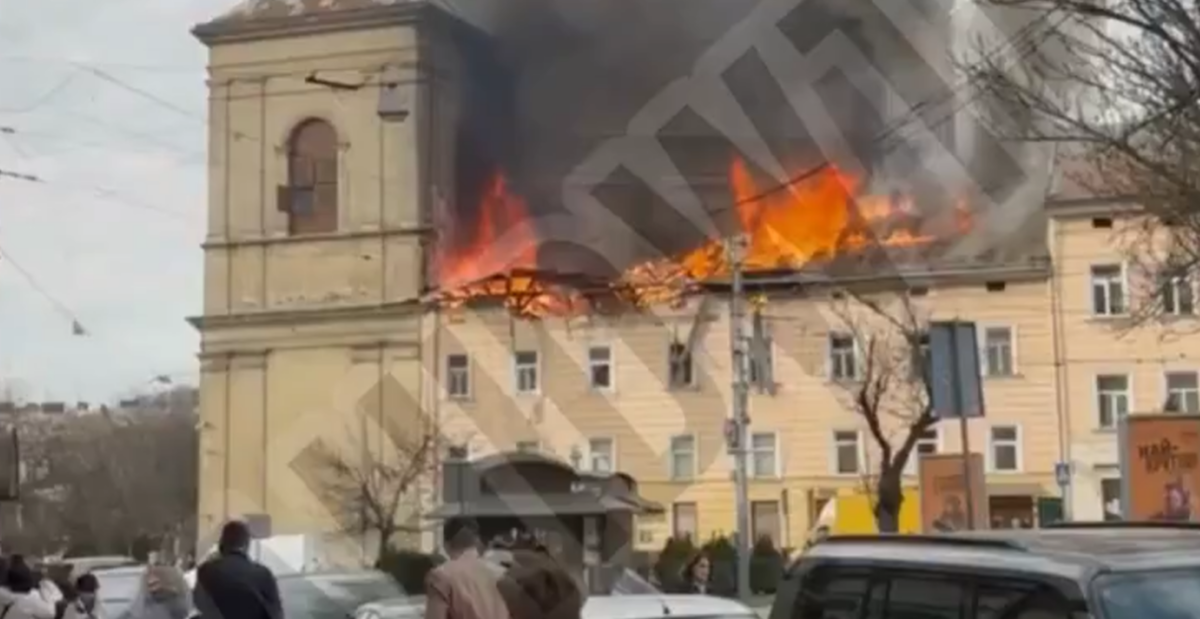 Rosyjski atak dronowy na centrum Lwowa. Pożar kamienicy w pobliżu kościoła św. Andrzeja