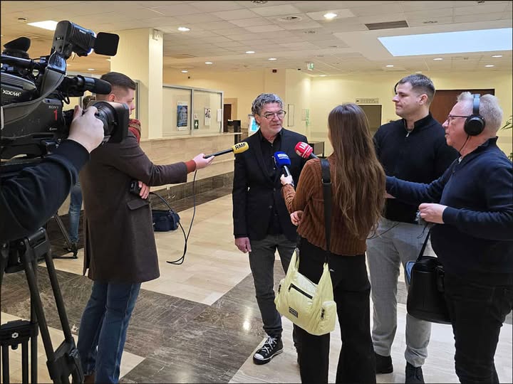 Lektor Jarosław Łukomski kontra AI. Trwa proces o głos