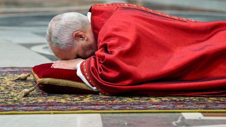 Wielki Piątek w Watykanie – Liturgia Męki Pańskiej z Leonem XIV