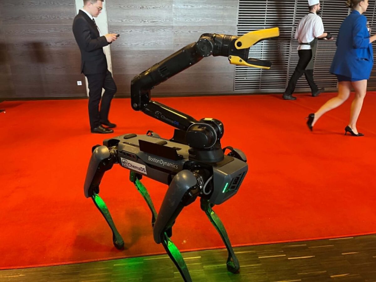 Robot zamiast negocjatora. „Pies” z Boston Dynamics rozmawia z przestępcami i wchodzi tam, gdzie nie wejdzie człowiek