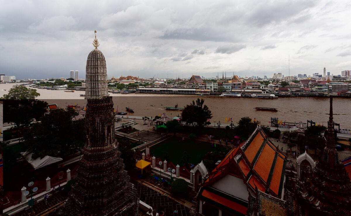 Kawa za 3 zł, skutery bez kasków i duchowe świątynie. Tak wygląda Bangkok o świcie