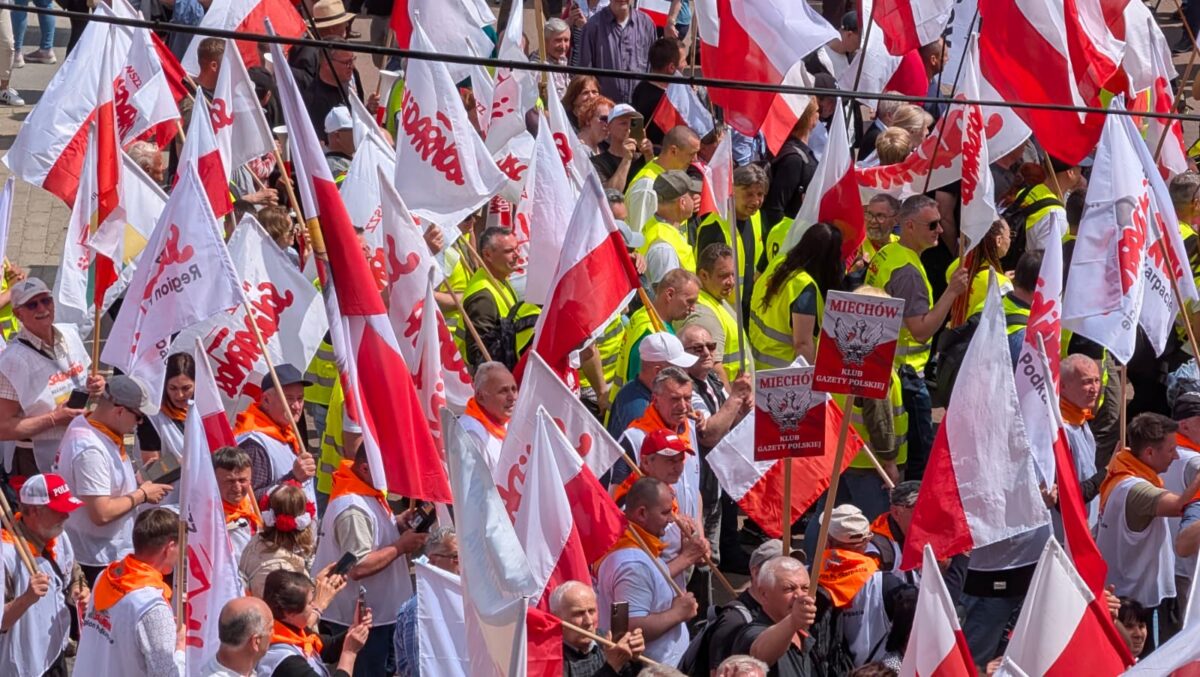 Manifestacje znów zmieniają politykę? Tłum, emocje i „policzenie się”
