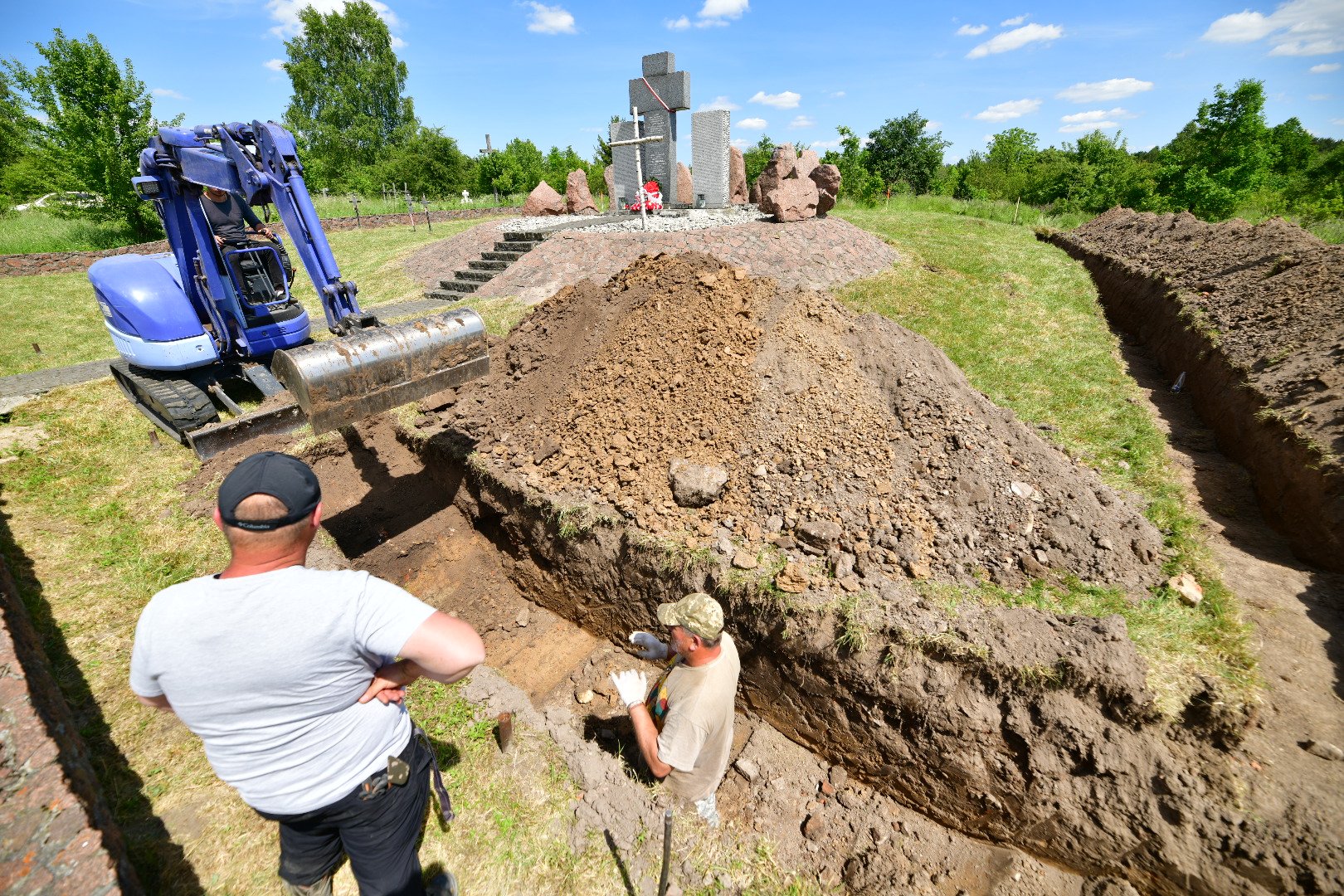 Poszukiwania szczątków Polaków, zamordowanych przez UPA. Huta Pieniacka, Ukraina, fot. IPN