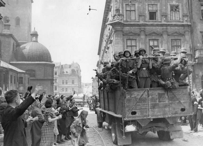 Ukraińska ludność Lwowa z radością wita wkraczającą armię niemiecką.